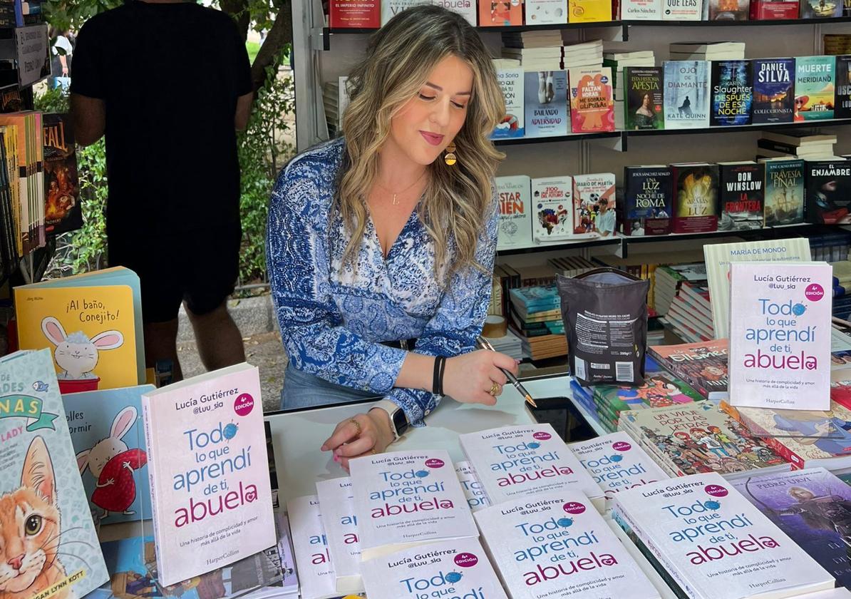 Lucía Gutiérrez en la caseta 208 de la Feria del Libro de Madrid.