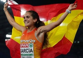 Marta García posa con la bandera española tras el bronce europeo.