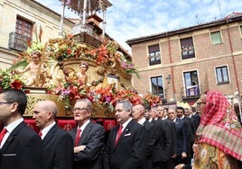 Este tradicional y visual acto religioso ha recorrido las calles del corazón de la capital leonesa, plagando de pétalos de flores el barrio de San Martín en un domingo en el que sólo se echó en falta la luz del sol