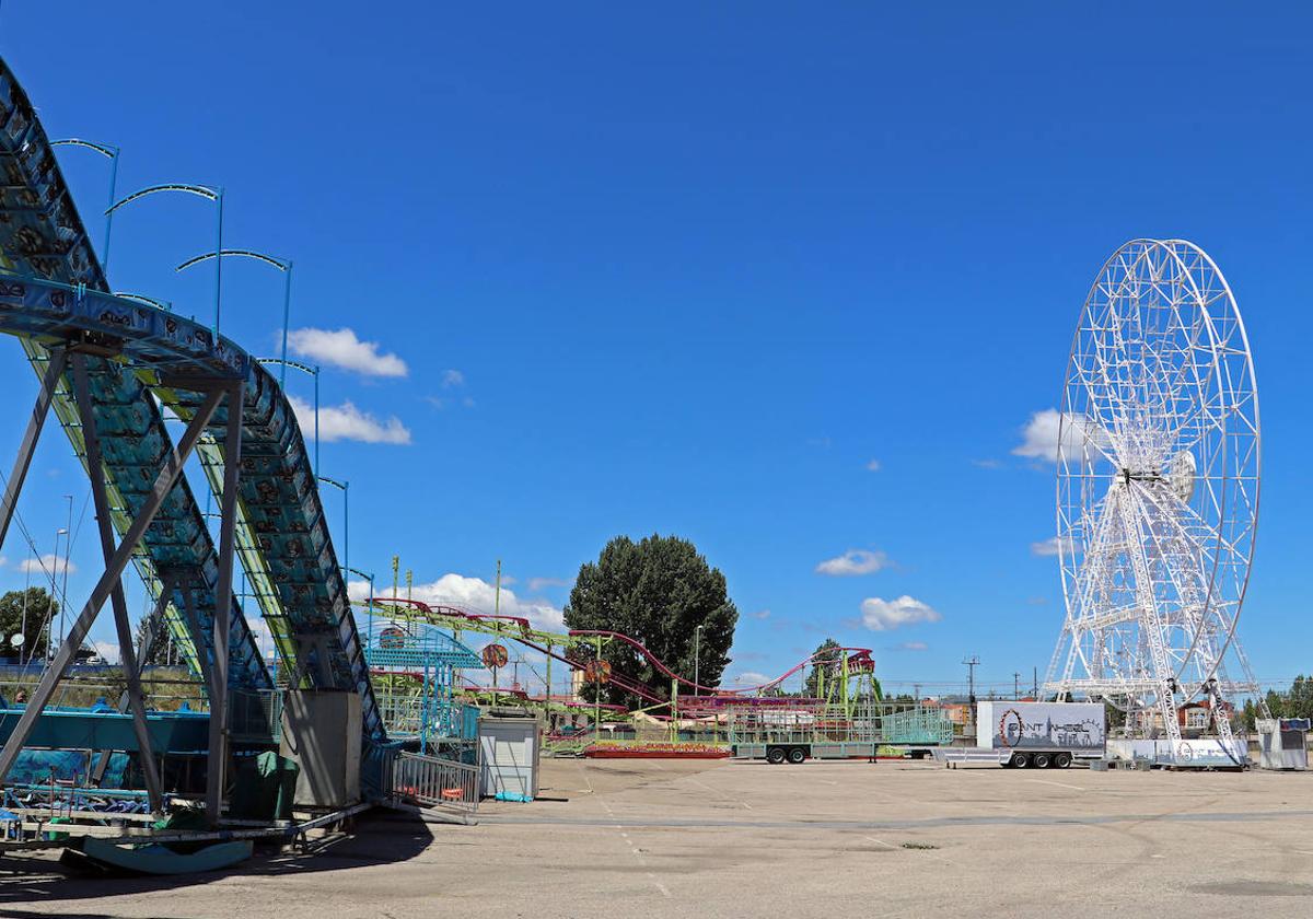 Imagen de las tres primeras atracciones en aterrizar en el recinto habilitado para la feria.