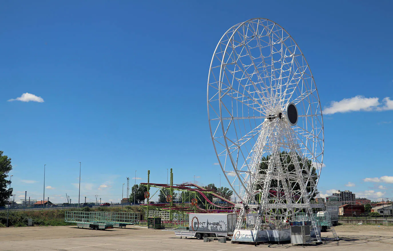 Las primeras atracciones en llegar a la feria de León