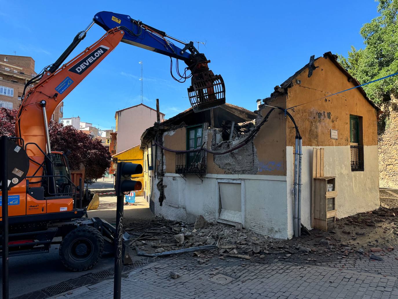 Imagen del derribo del edificio número 13 en la plaza del Caño de Santa Ana.