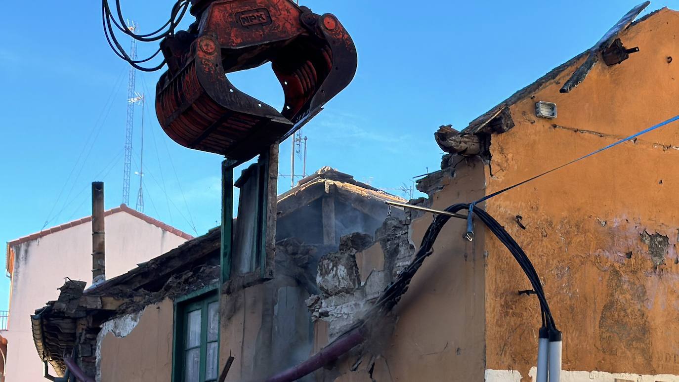 Imagen del derribo del edificio número 13 en la plaza del Caño de Santa Ana.