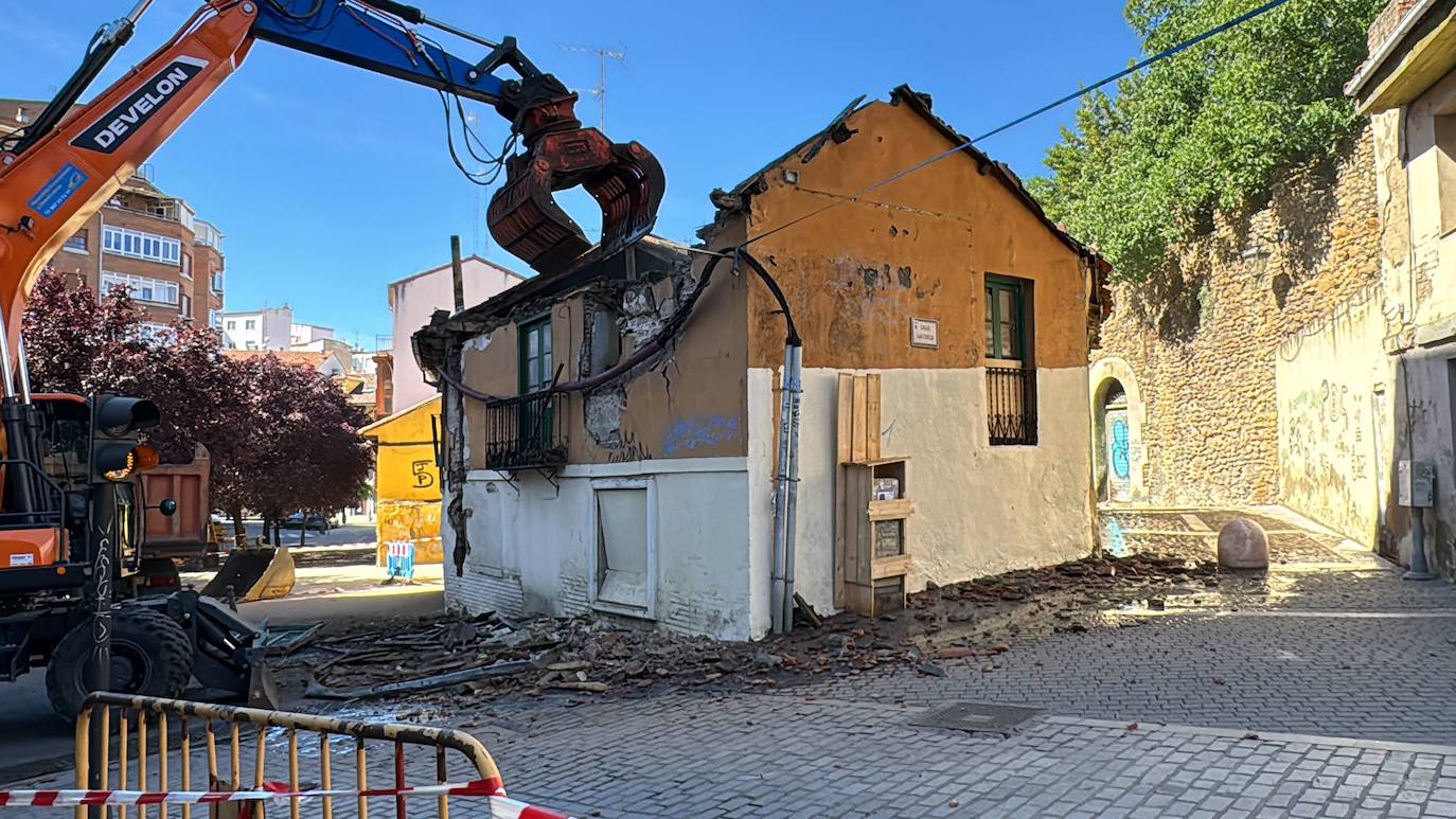 Imagen del derribo del edificio número 13 en la plaza del Caño de Santa Ana.