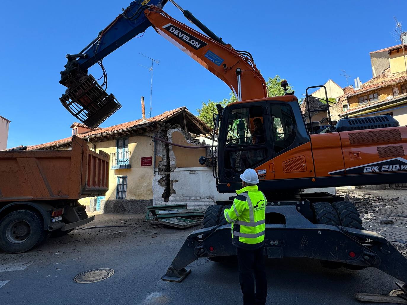 Imagen del derribo del edificio número 13 en la plaza del Caño de Santa Ana.