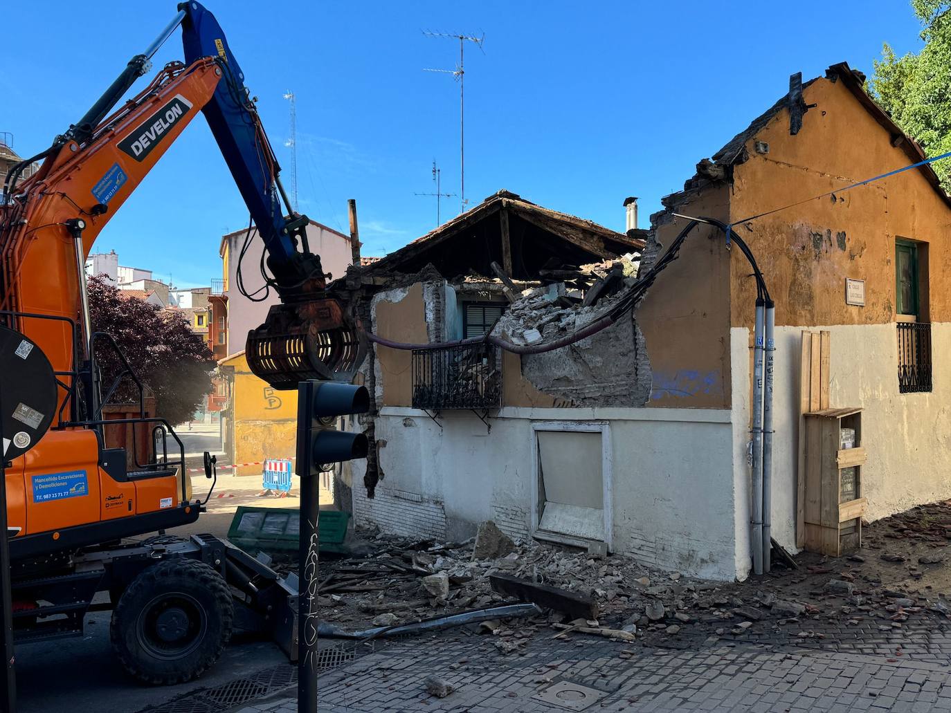 Imagen del derribo del edificio número 13 en la plaza del Caño de Santa Ana.