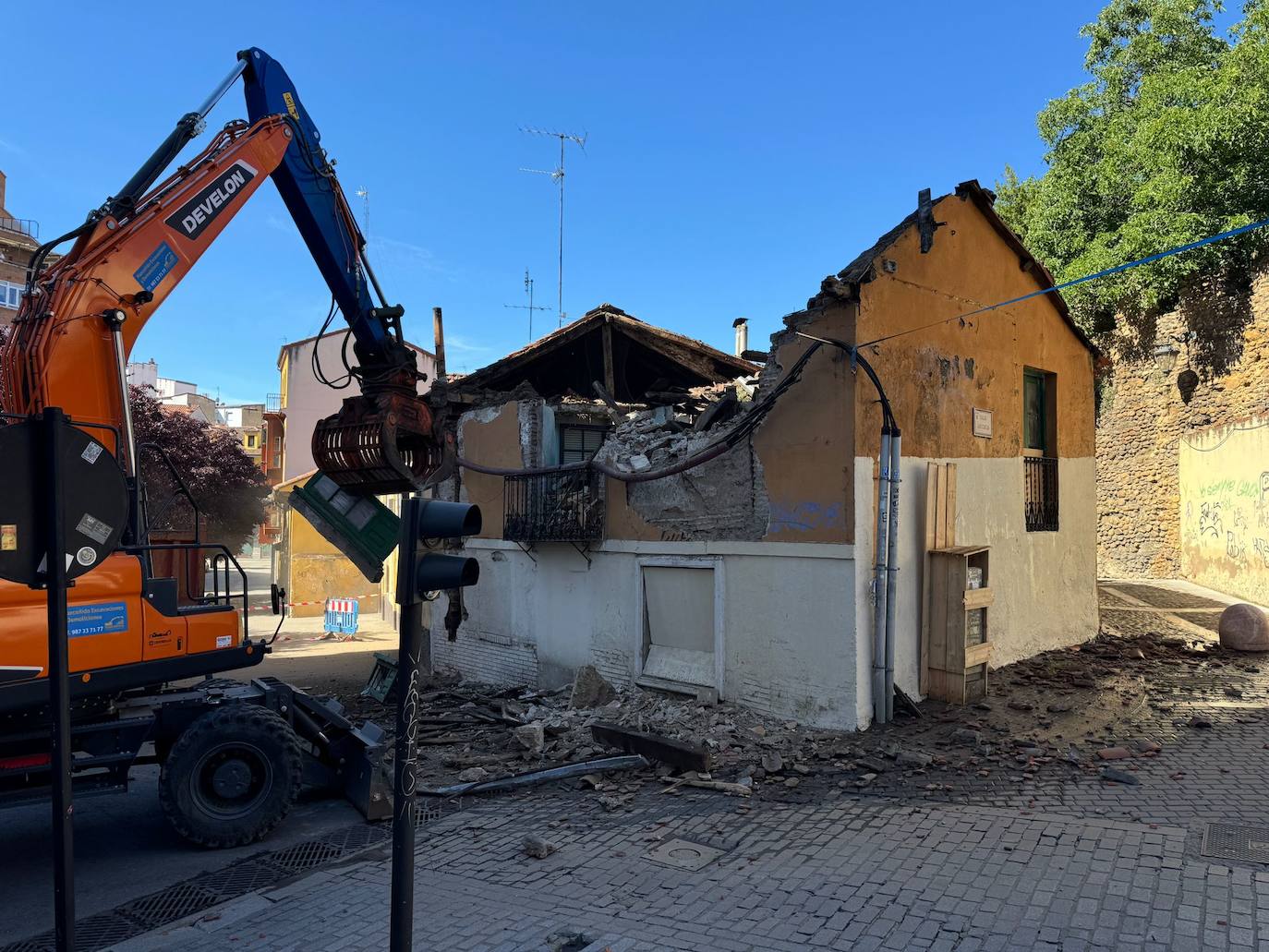 Imagen del derribo del edificio número 13 en la plaza del Caño de Santa Ana.