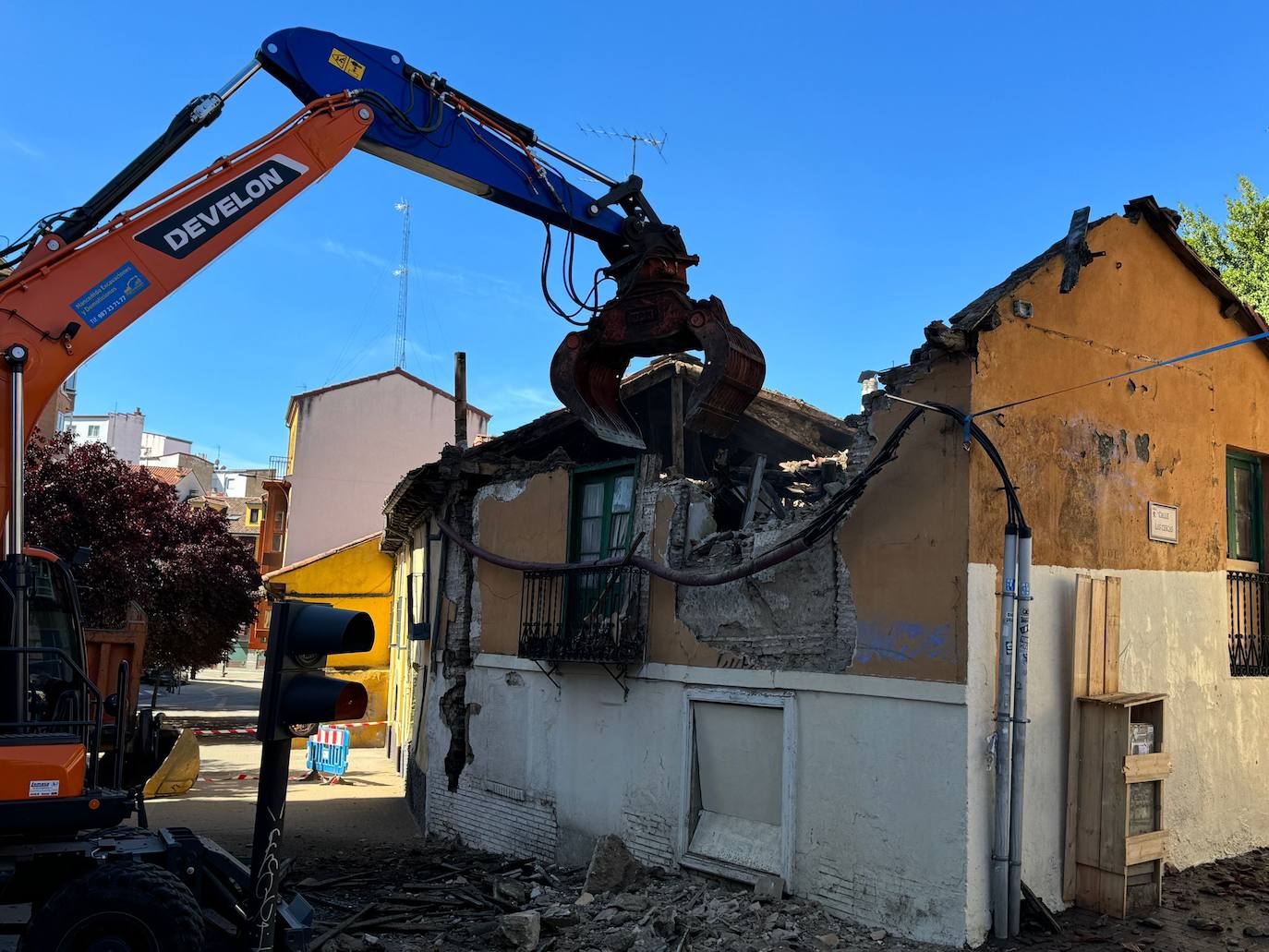 Imagen del derribo del edificio número 13 en la plaza del Caño de Santa Ana.