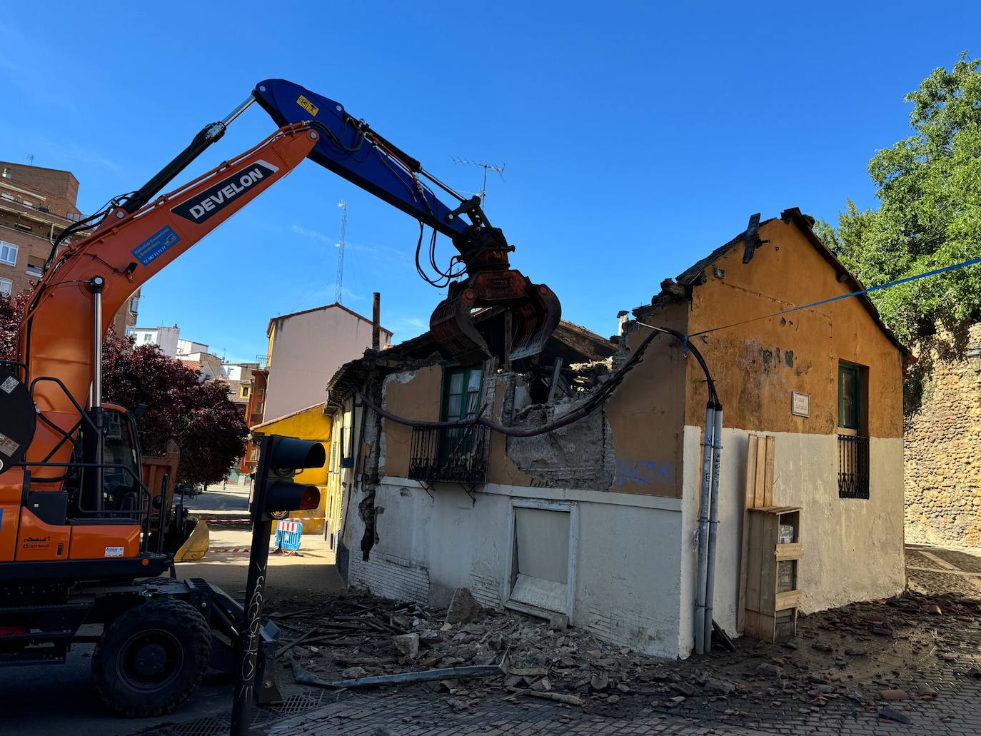 Imagen del derribo del edificio número 13 en la plaza del Caño de Santa Ana.