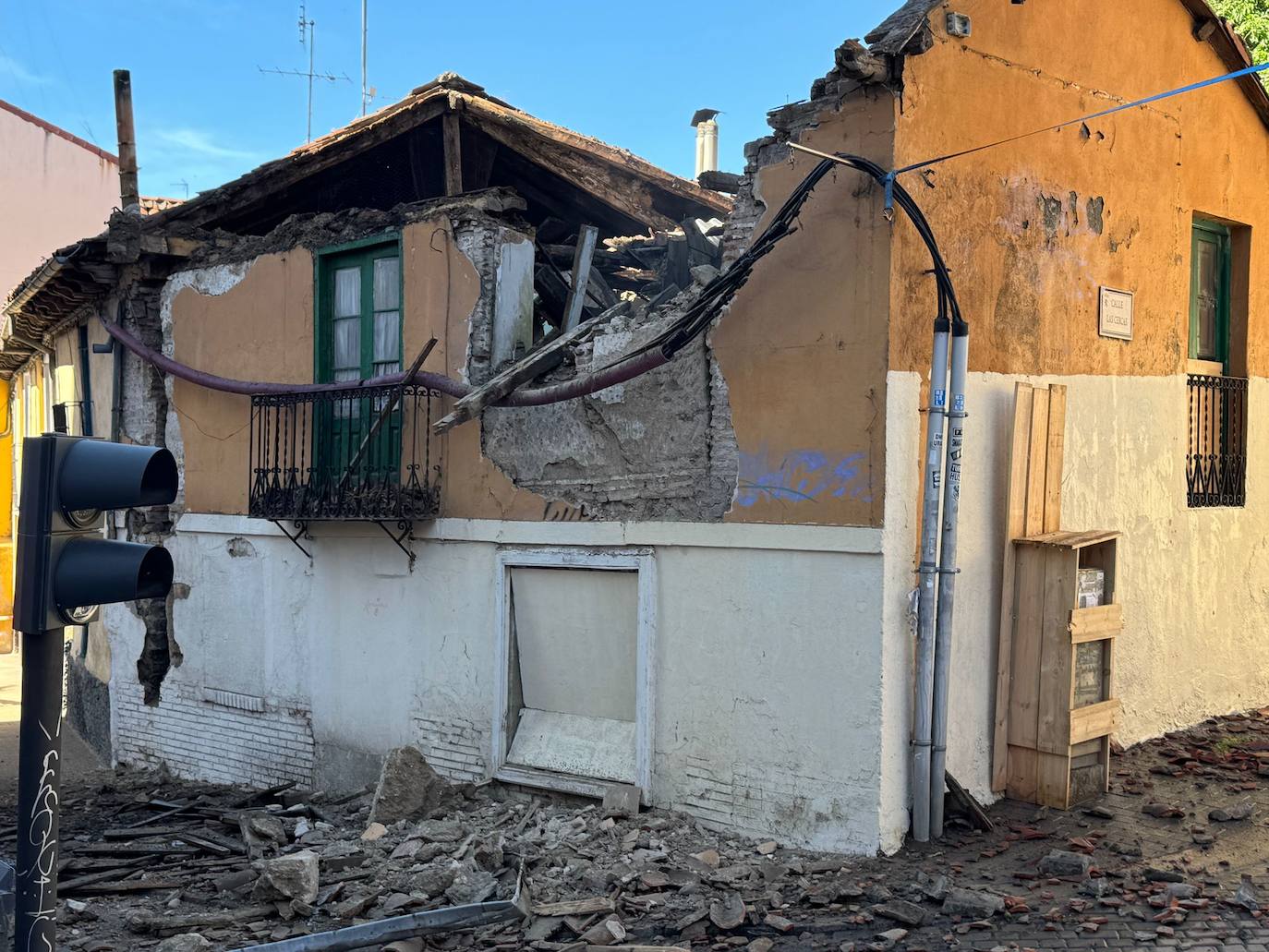 Imagen del derribo del edificio número 13 en la plaza del Caño de Santa Ana.