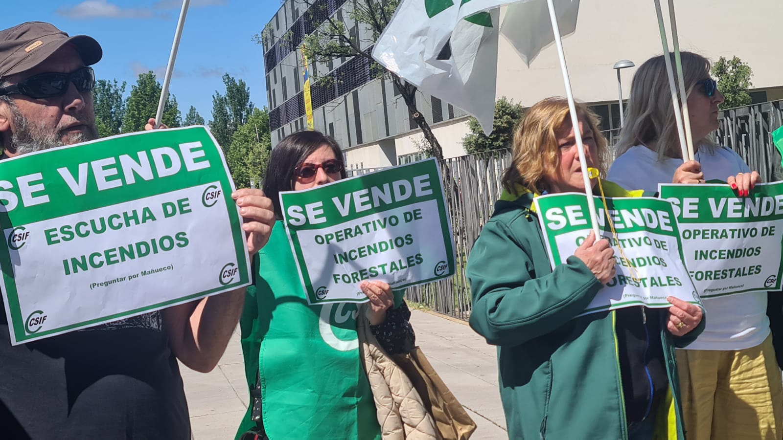 Protesta ante el Centro del Fuego de León