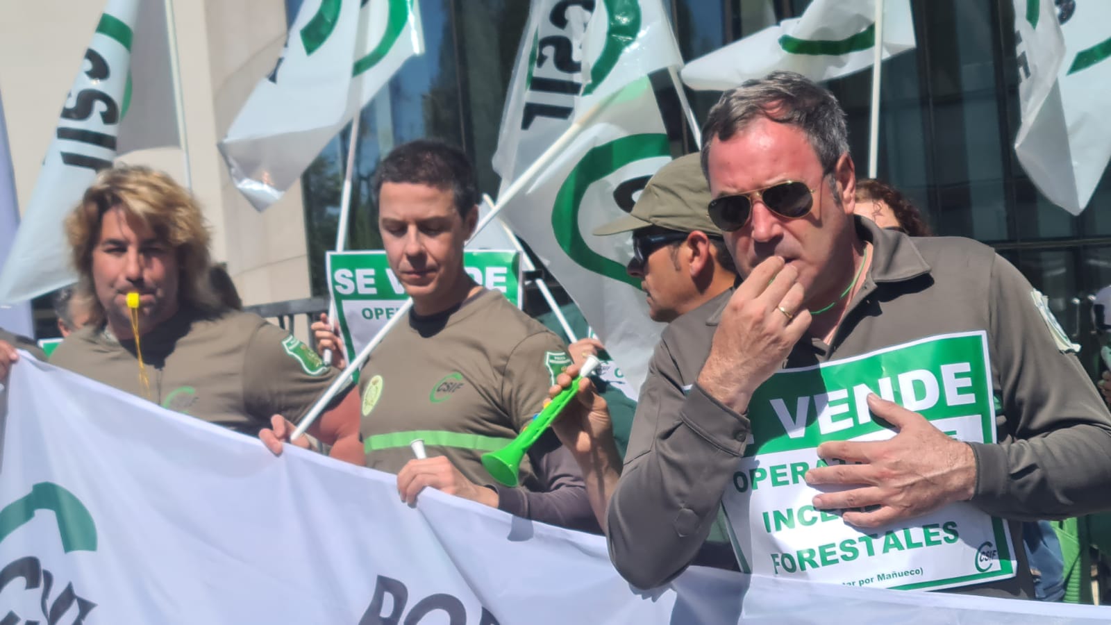 Protesta ante el Centro del Fuego de León