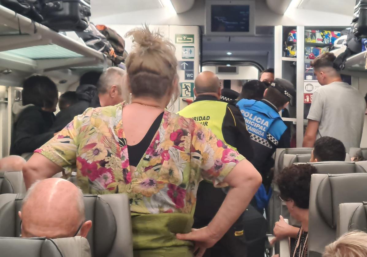 Momento en el que la policía expulsa al hombre del tren.