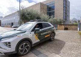 Un vehículo de la Guardia Civil en los exteriores del Palacio de Justicia.