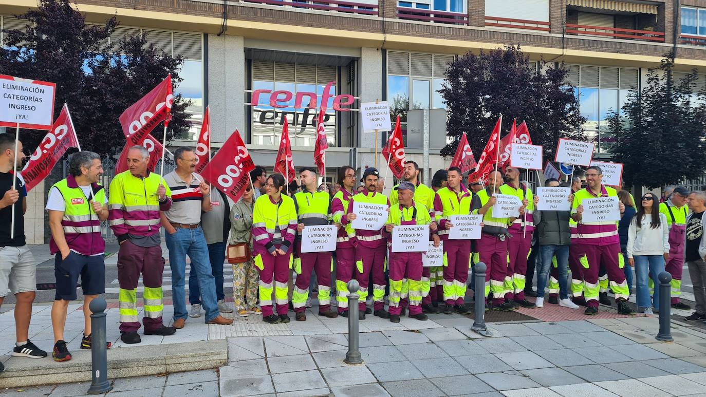 Protestas ante la sede de Renfe en León