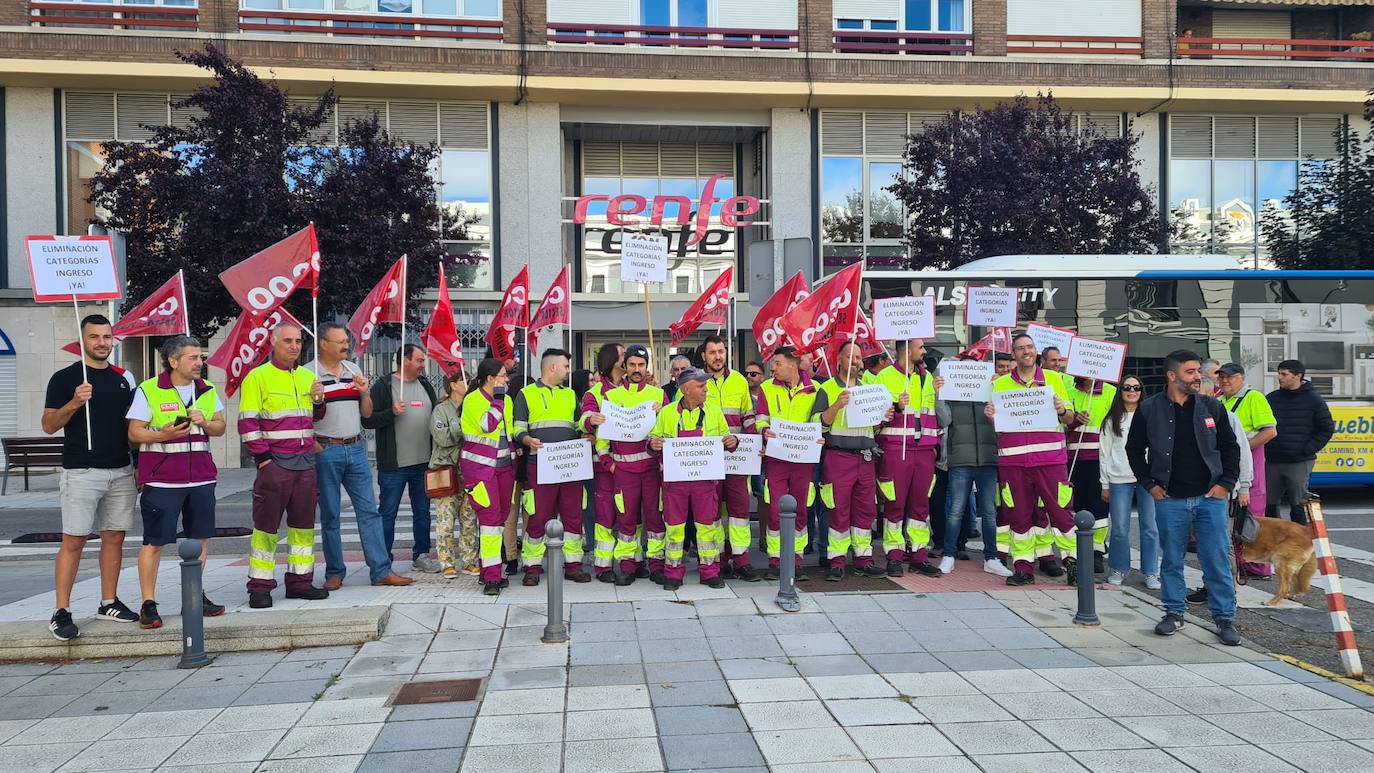 Protestas ante la sede de Renfe en León