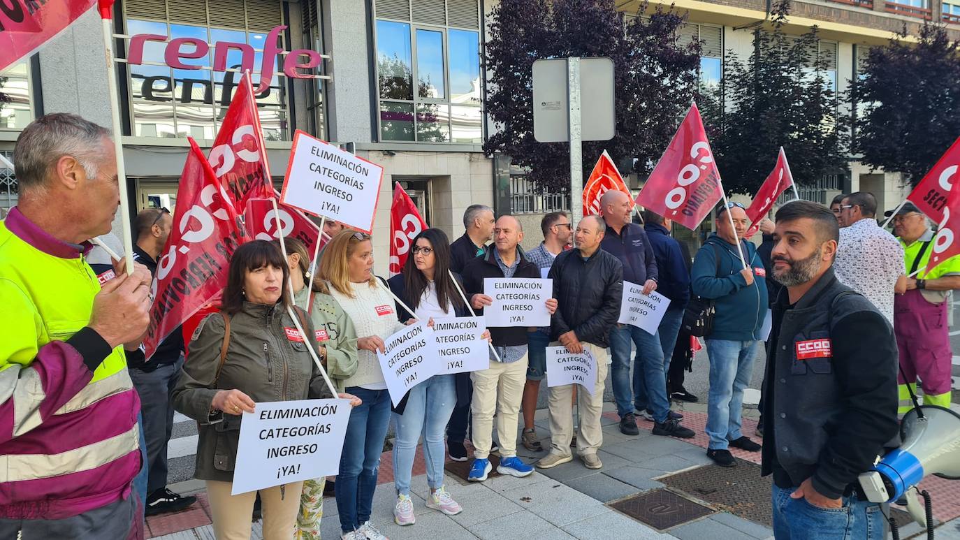 Protestas ante la sede de Renfe en León