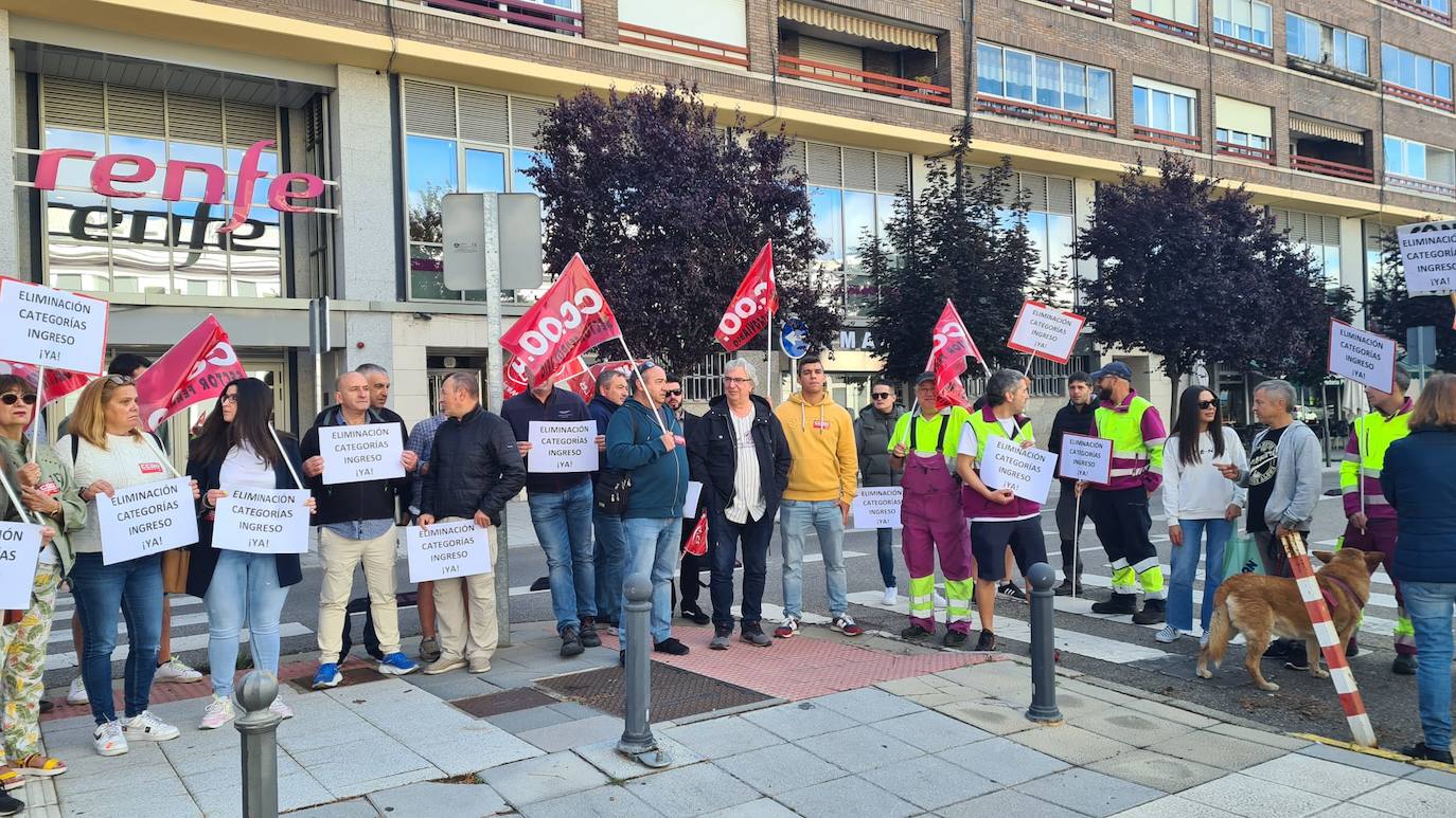 Protestas ante la sede de Renfe en León