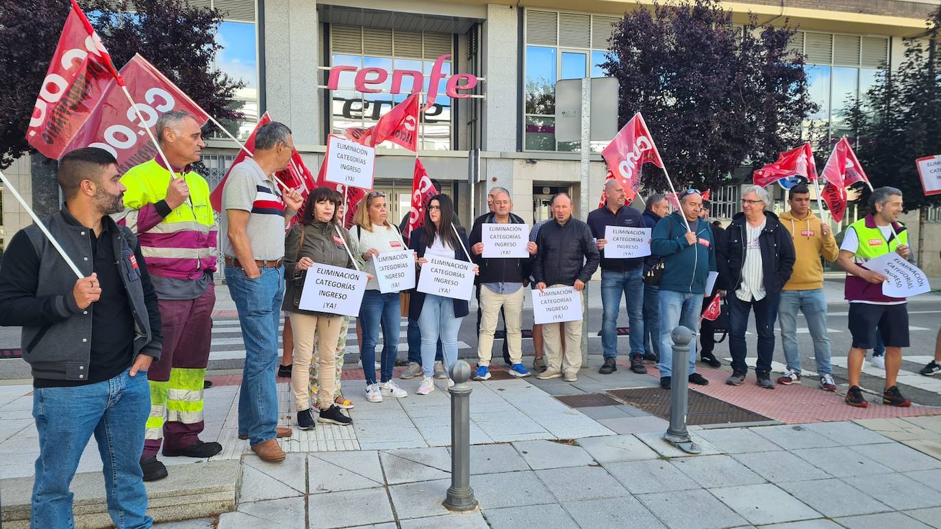 Protestas ante la sede de Renfe en León