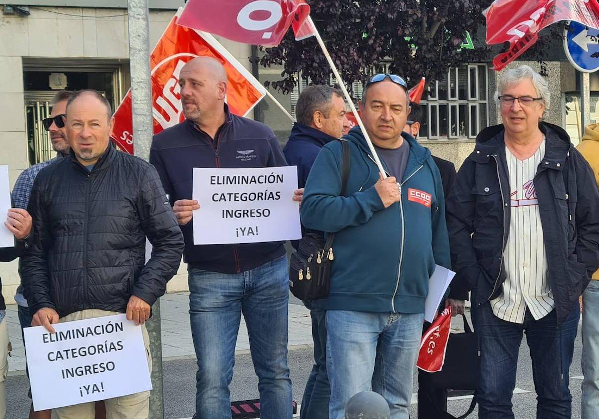 Protestas ante la sede de Renfe en León