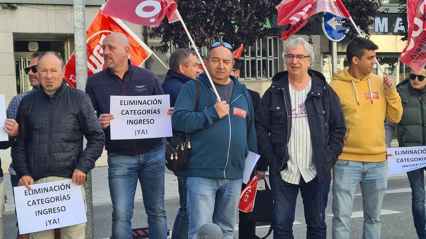 Protestas ante la sede de Renfe en León