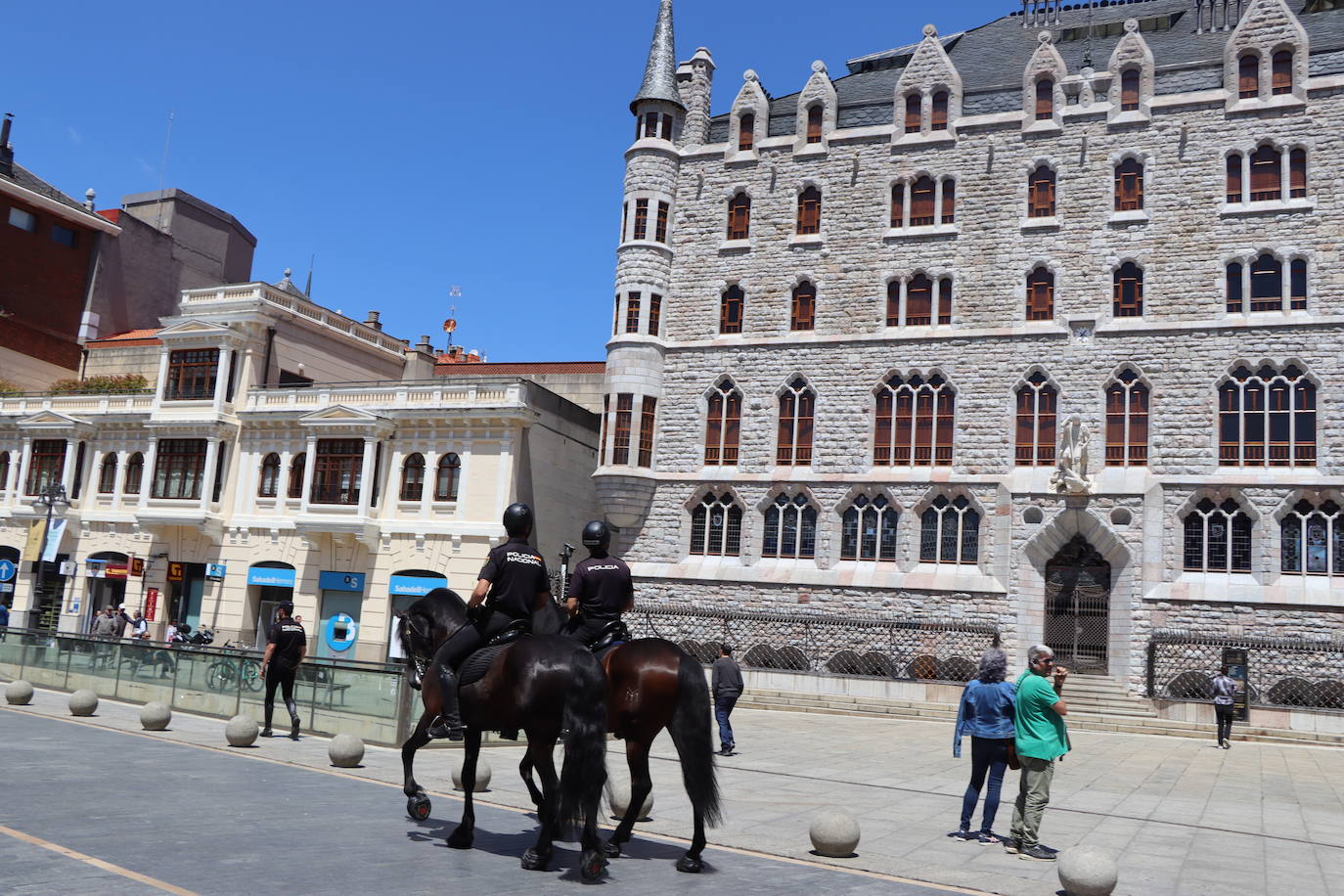 Los caballos de la Policía Nacional se pasean por León