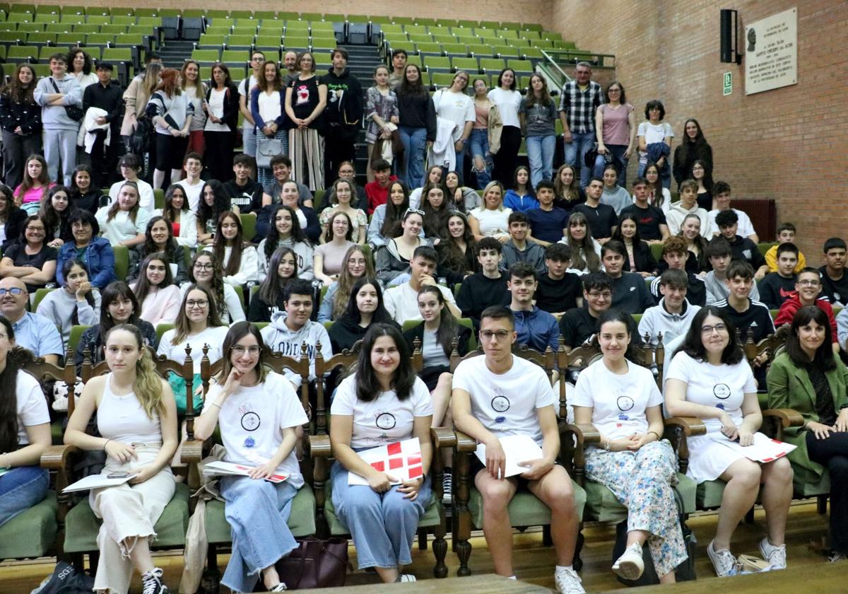 Alumnos que han participado en la clausura del programa.