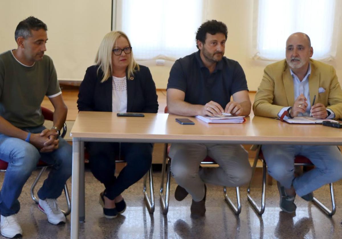 Los portavoces Rodrigo Valle (Cs), Marta Extremo (Vox), Manuel García (PP) y Ricardo de Dios (Vive Villaquilambre), en la comparecencia de este martes.