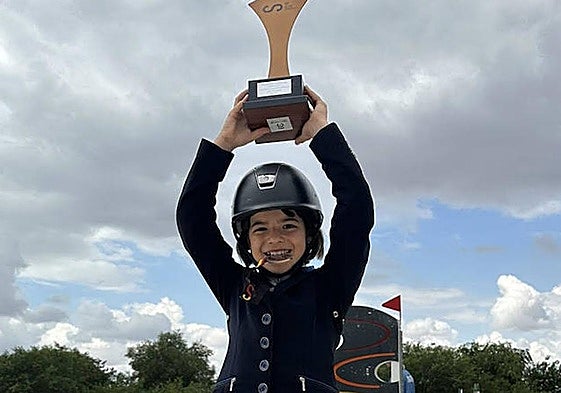La joven Vera González posa con el trofeo que le acredita como tercera clasificada.