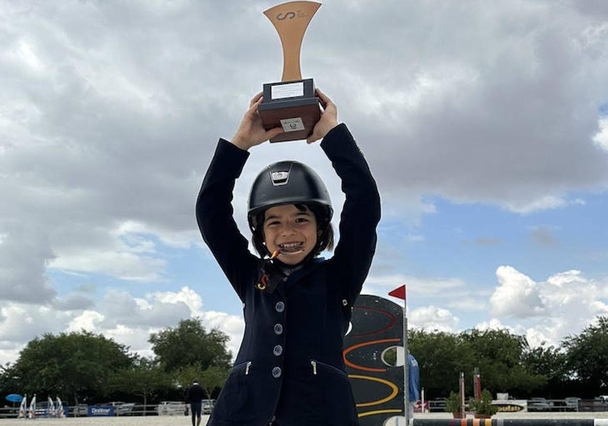 La joven Vera González posa con el trofeo que le acredita como tercera clasificada.