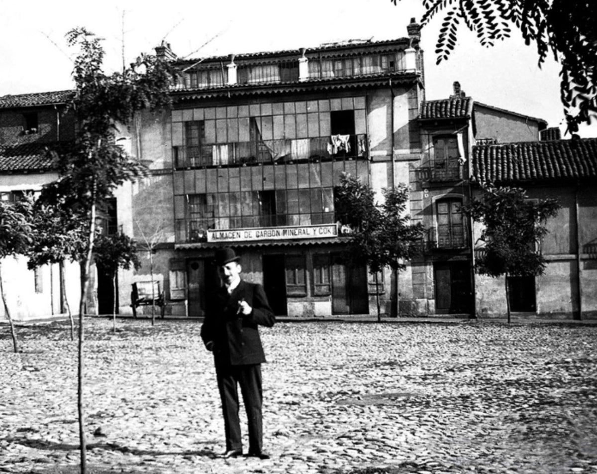 Plaza del Conde Luna con la casa más estrecha de León.