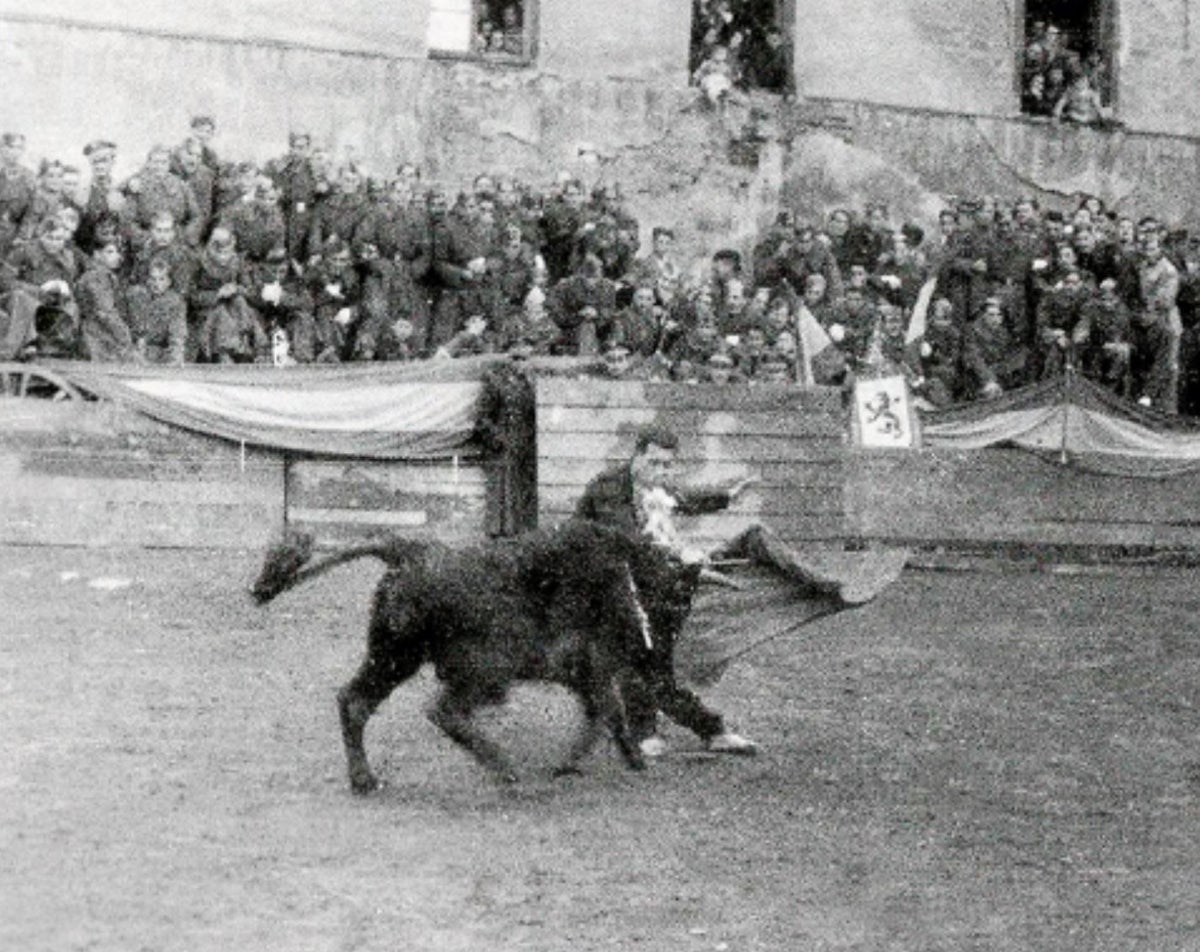 Corrida de toros en la Calle de la Rúa con General Lafuente. 1945.