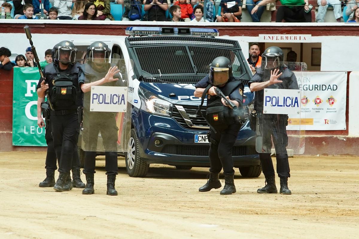 Exhibición de las diferentes unidades de la Policía Nacional en León