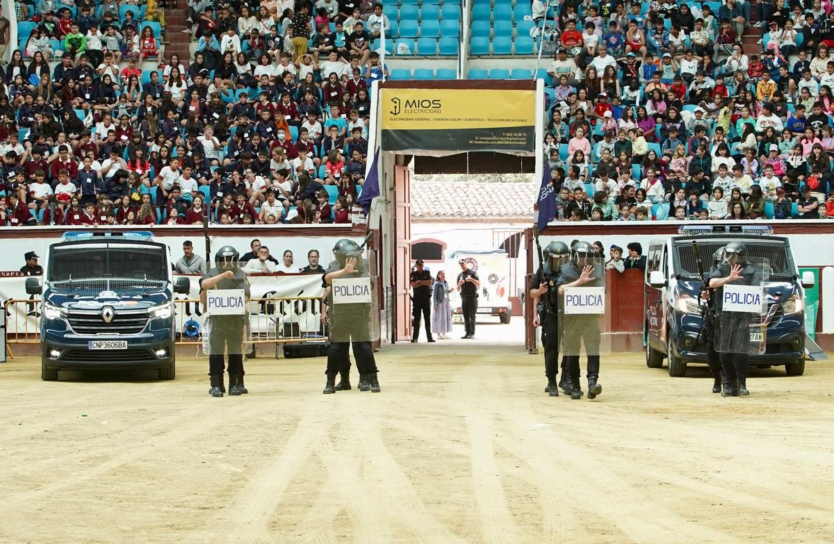 Exhibición de las diferentes unidades de la Policía Nacional en León