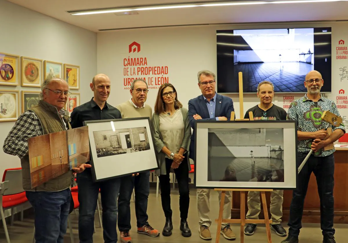 Imagen de las obras ganadoras del concurso con los jurados