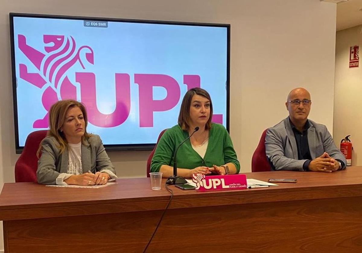 La secretaría de Educación de UPL con su secretaria, Sheila Fernández, en el centr.