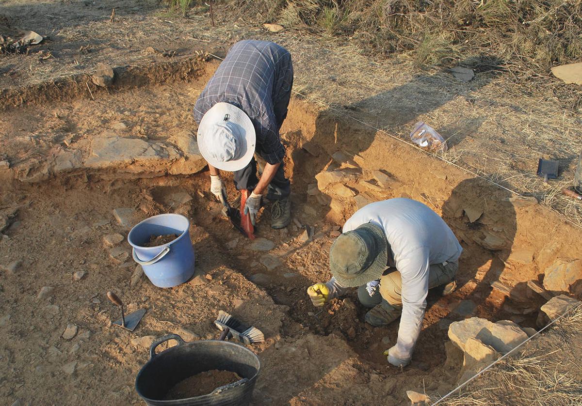 Un momento de las excavaciones. De izquierda a derecha: Andrés Menéndez-Blanco y Valentín Álvarez Martínez.