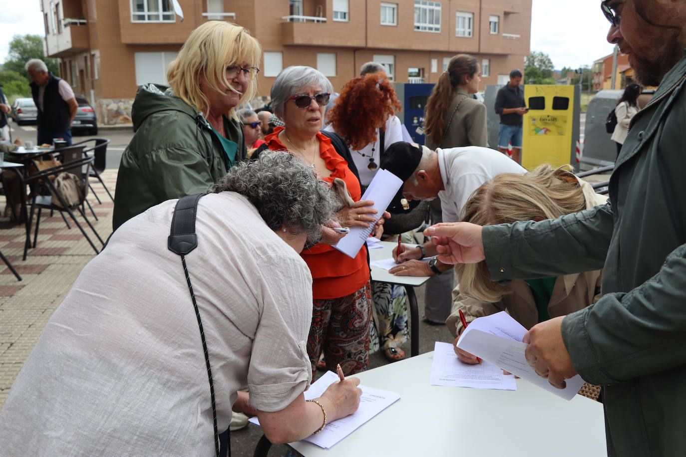 Recogida de firmas entre los vecinos de Villarrodrigo