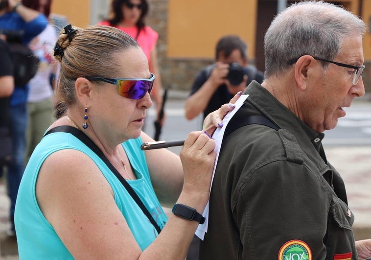 Concentración y recogida de firmas de los afectados por la llegada de migrantes al Chalé de Pozo.