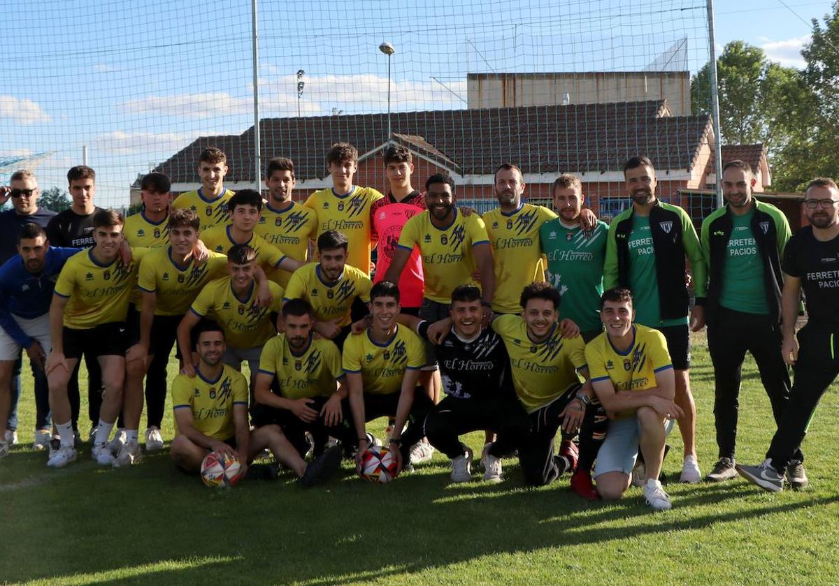 Los jugadores del Atlético Mansillés, tras el ascenso a Tercera.