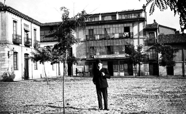 Plaza del Conde Luna, Almacén de Carbón Mineral y Cok, con Casa más estrecha de León.