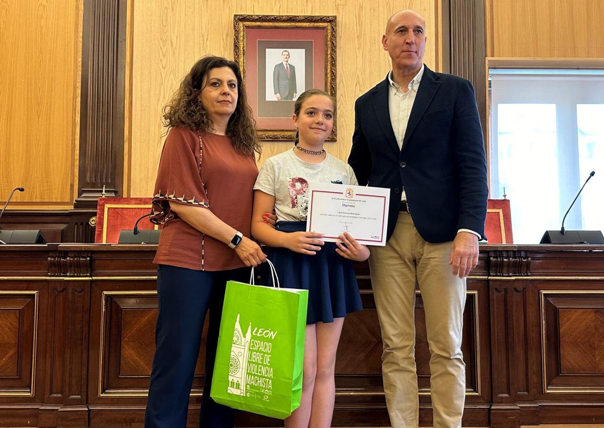 Imagen secundaria 1 - El Ayuntamiento de León premia los mejores relatos por la igualdad