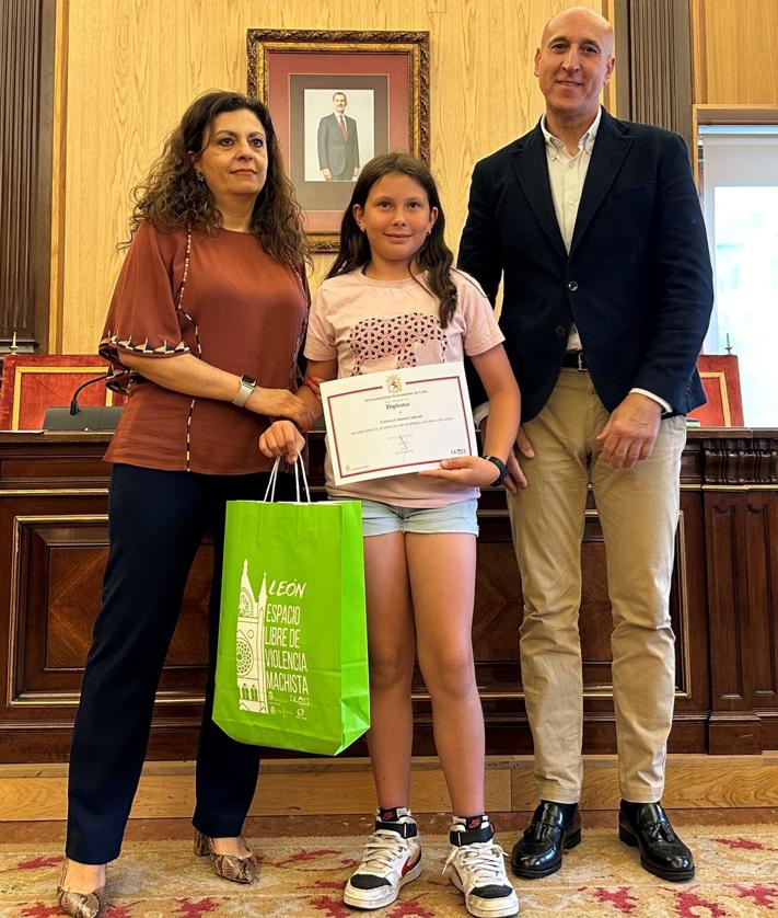 Imagen secundaria 2 - El Ayuntamiento de León premia los mejores relatos por la igualdad