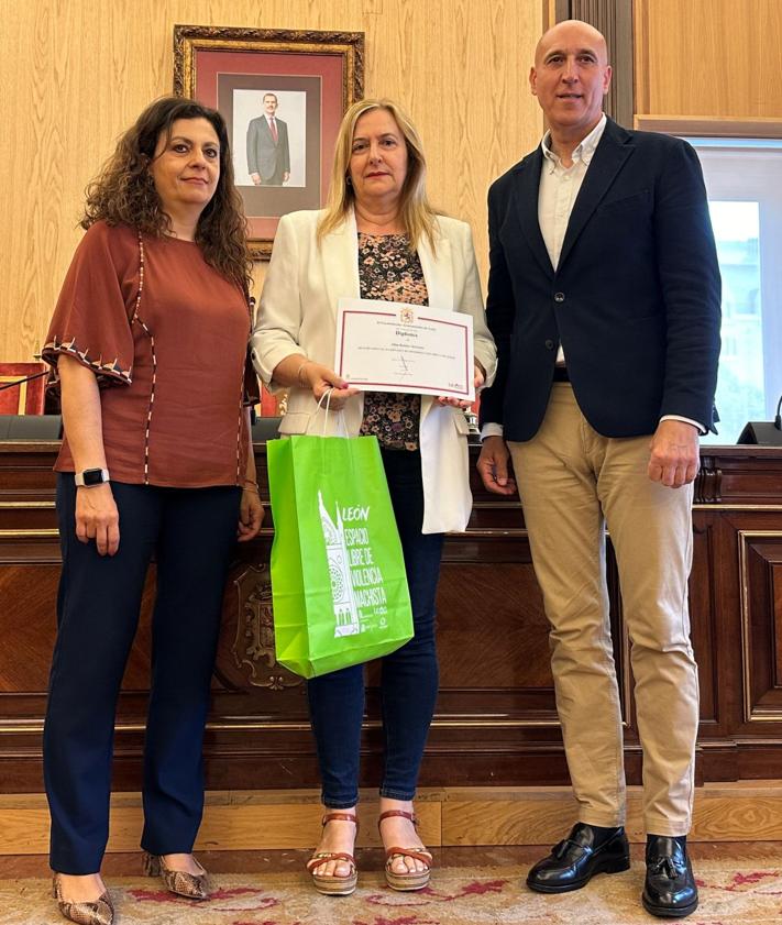 Imagen secundaria 2 - El Ayuntamiento de León premia los mejores relatos por la igualdad