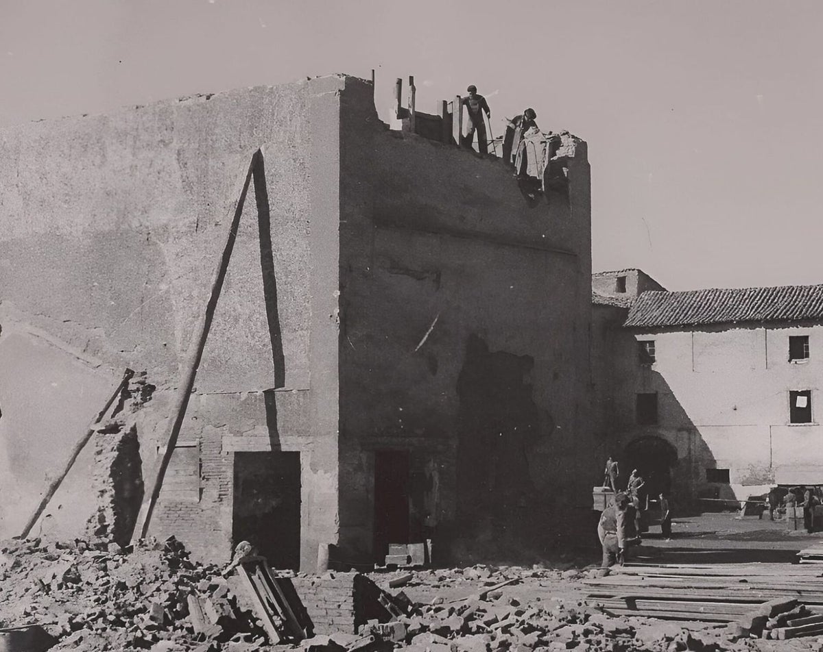 Demolución del Palacio Real y Cuartel de la Fábrica.