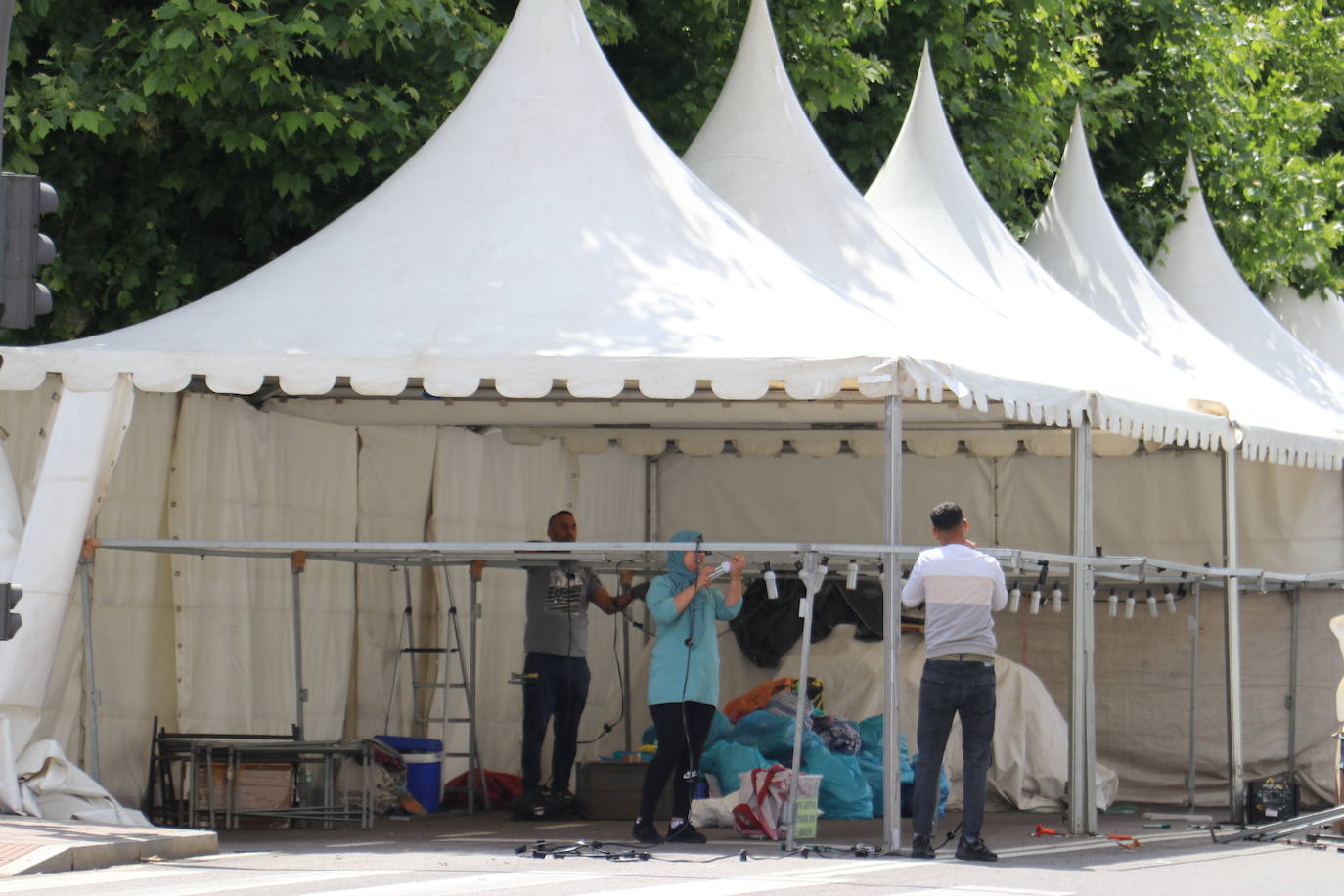 Instalación de las carpas de las Asociaciones de Vecinos de León