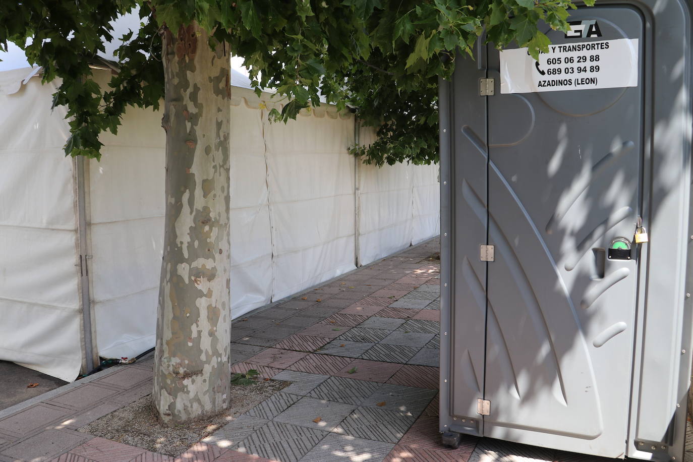 Instalación de las carpas de las Asociaciones de Vecinos de León