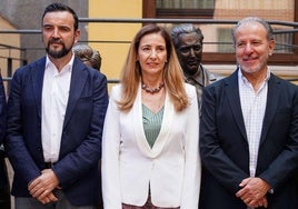 En la imagen, la directora de la Fundación Cepa y del MEL, Nuria Alonso, junto a los homenajeados Rubén González (I) y Ernesto González (D)