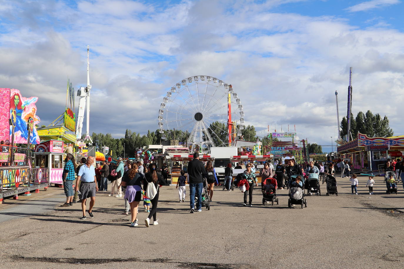 La feria abre sus puertas a las fiestas de San Juan y San Pedro