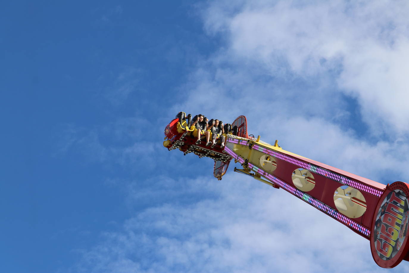 La feria abre sus puertas a las fiestas de San Juan y San Pedro